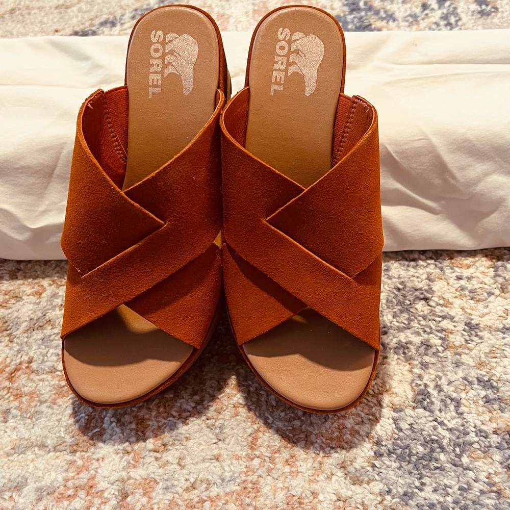 NIB orange suede 2” Sorel wedge